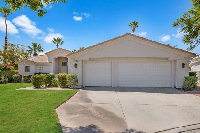 property at 47970 Vía Jardin