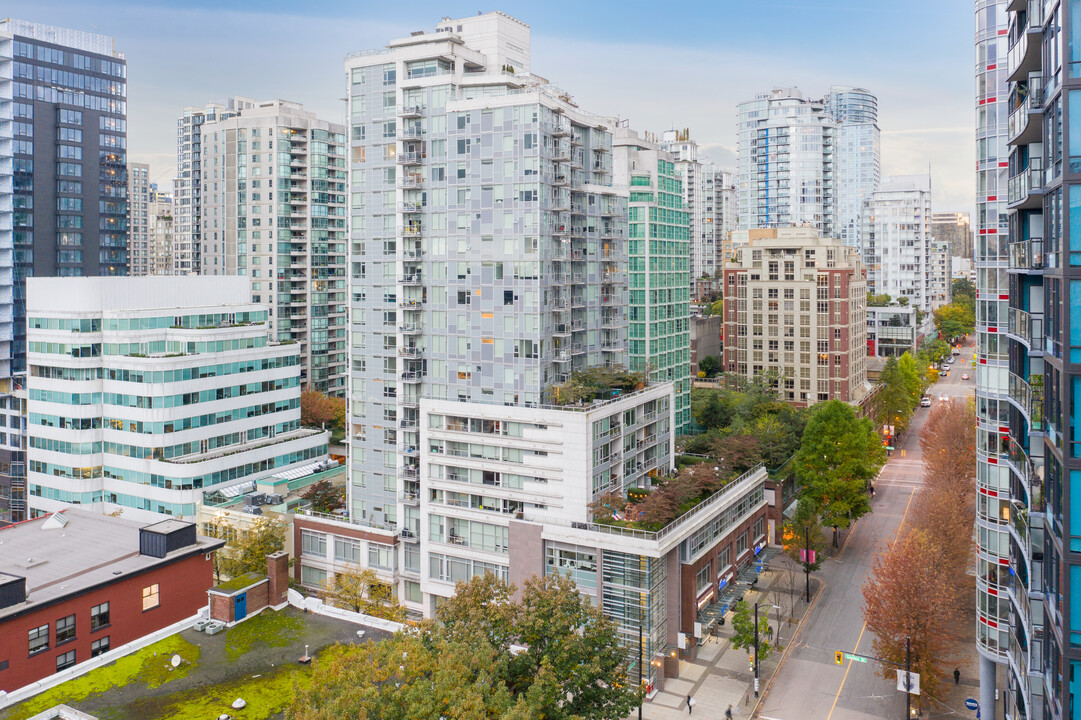 Raffles on Robson in Vancouver, BC - Building Photo