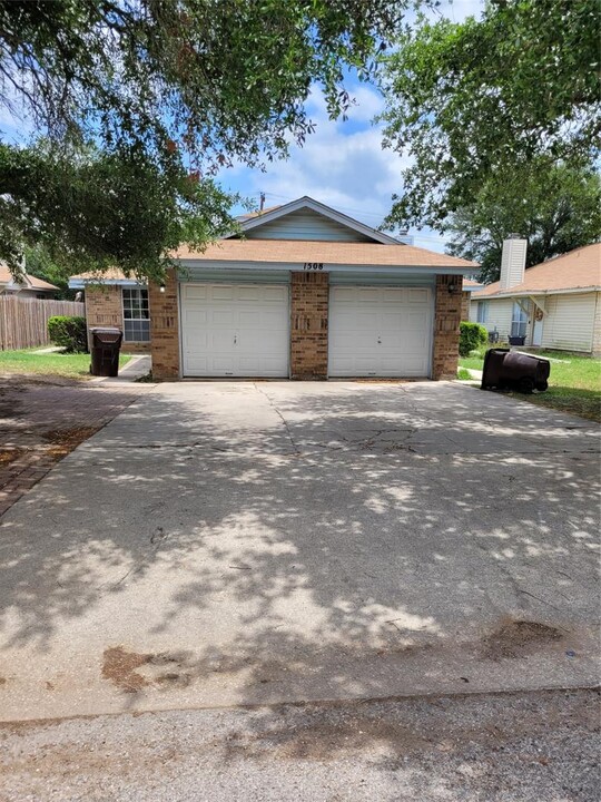 1508 S Medina St in Lockhart, TX - Building Photo