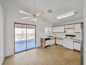 4815 N 84th Ln in Phoenix, AZ - Foto de edificio - Building Photo