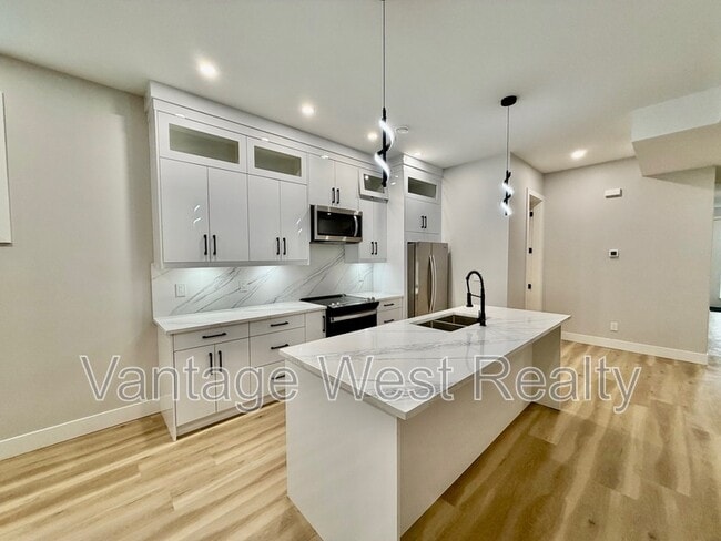 1667 Highland Dr N in Kelowna, BC - Building Photo - Building Photo