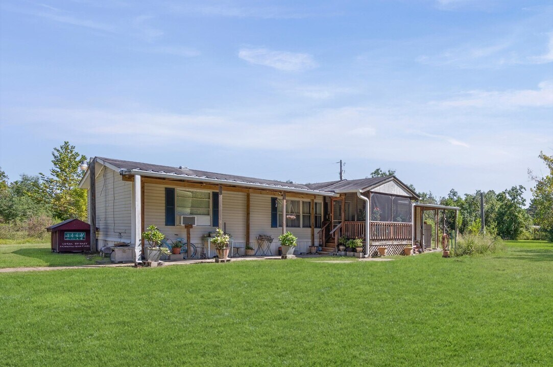 806 Co Rd 2112 in Liberty, TX - Building Photo