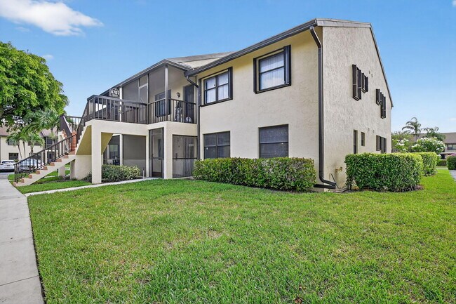 4707 Lucerne Lakes Blvd E in Greenacres, FL - Building Photo - Building Photo