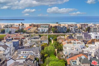 130 Reef Mall in Marina Del Rey, CA - Building Photo - Building Photo
