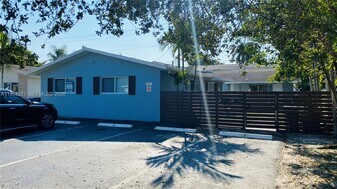 808 NE 2nd St in Hallandale Beach, FL - Building Photo