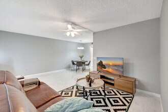 3031 Cornwall B in Boca Raton, FL - Building Photo - Building Photo
