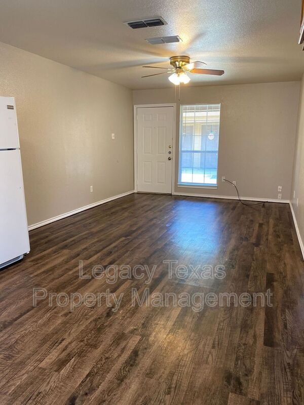 705 Miracle Ln in Cleburne, TX - Foto de edificio - Building Photo
