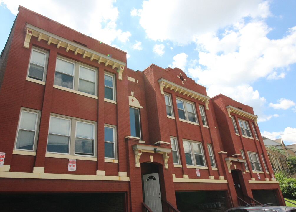 326 S Bouquet St, Unit 3 Bedroom in Pittsburgh, PA - Foto de edificio