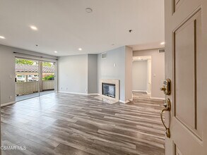 5744 Oak Bend Ln in Oak Park, CA - Foto de edificio - Building Photo