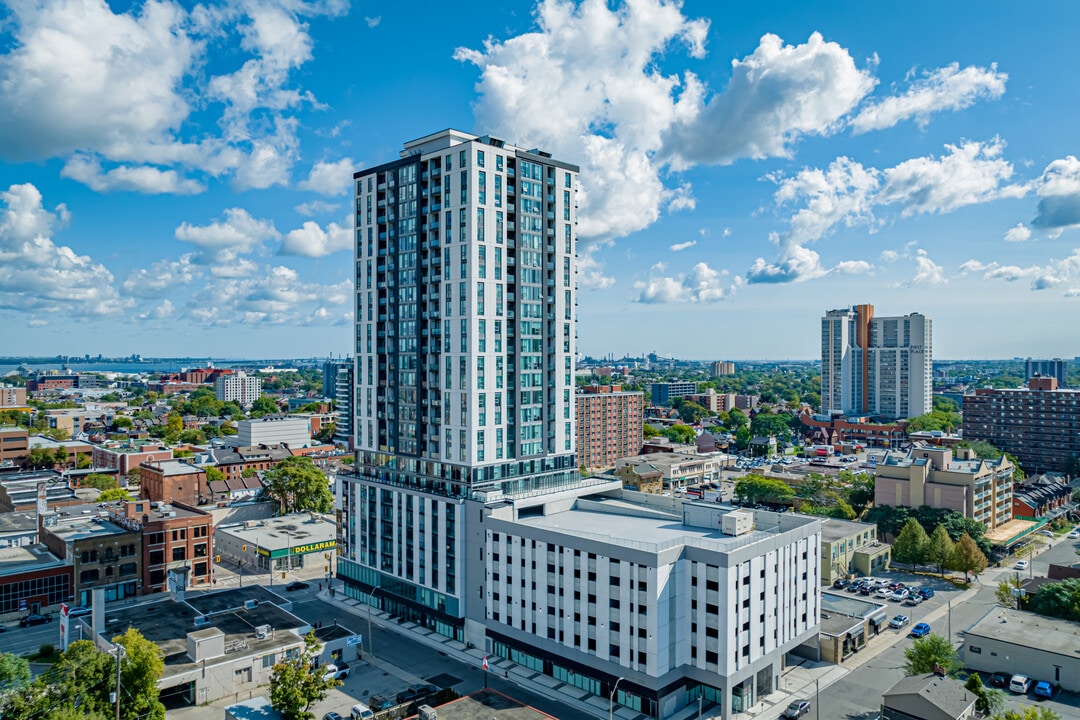 Walnut Place in Hamilton, ON - Building Photo