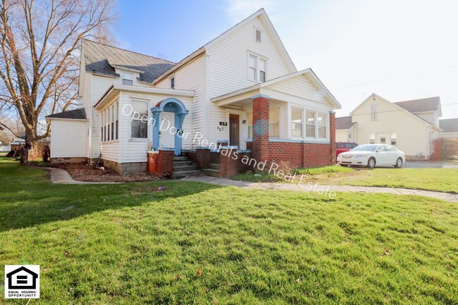 property at 607 W Monroe St