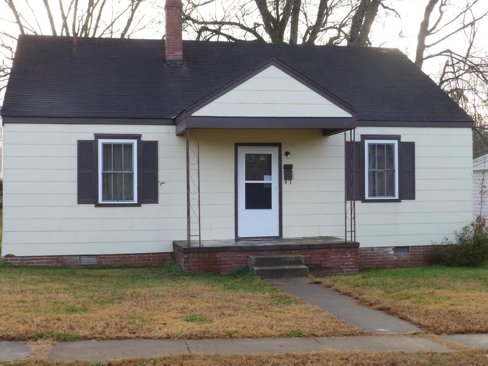 469 Slagles Lake Rd in Emporia, VA - Foto de edificio