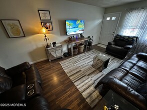684 Denise Ct in Brick, NJ - Building Photo - Building Photo