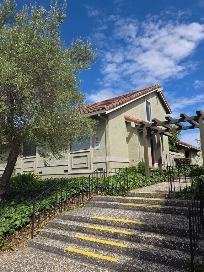 property at 165 Crestview Ct
