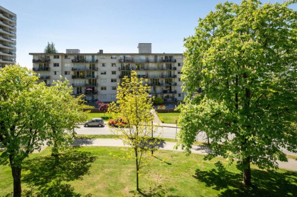 Vista del Mar in North Vancouver, BC - Building Photo - Building Photo