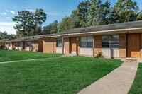 Green Meadow Apartments in Lufkin, TX - Foto de edificio - Building Photo