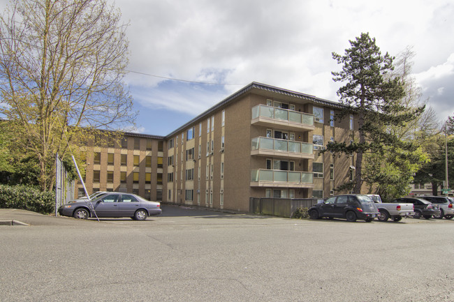 The Villager Apartments in Seattle, WA - Building Photo - Building Photo