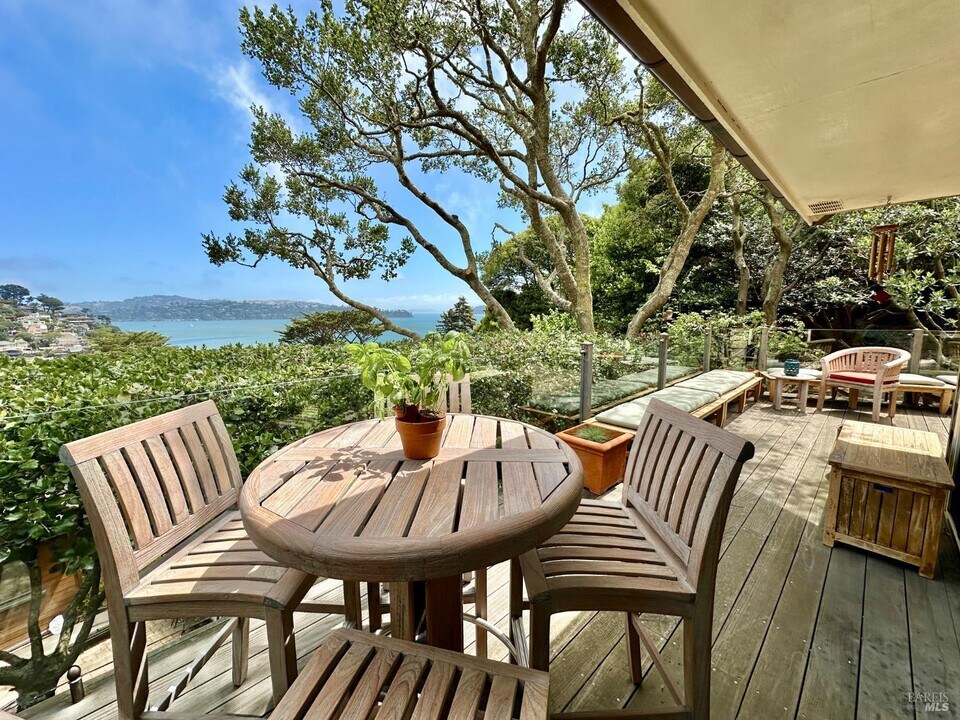 122 Edwards Ave in Sausalito, CA - Building Photo