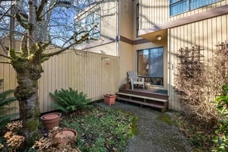 1655 NW Lakeway Ln in Beaverton, OR - Foto de edificio - Building Photo