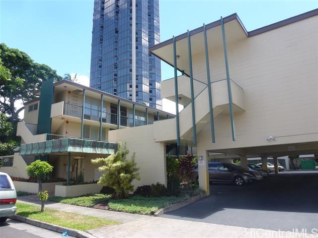 929 Ahana St in Honolulu, HI - Building Photo
