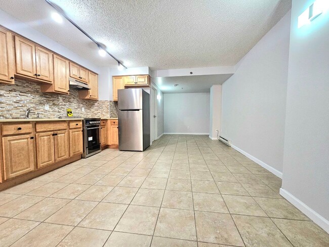 22 W 25th St, Unit Studio in Bayonne, NJ - Foto de edificio - Building Photo