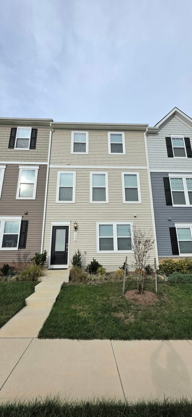 351 Presidents Pointe Ave in Ranson, WV - Building Photo - Building Photo