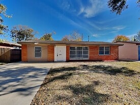 2123 Raspberry Ln in Pasadena, TX - Building Photo