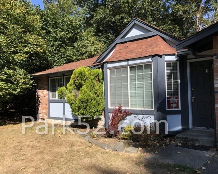 12613 80th Ave E in Puyallup, WA - Foto de edificio