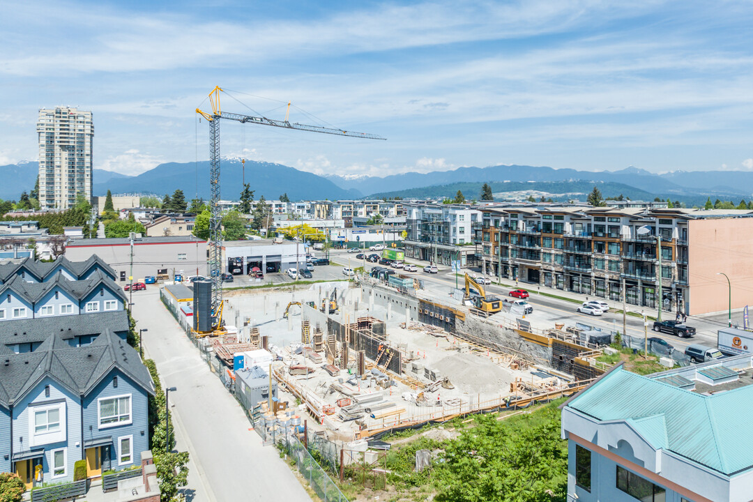 6889 Royal Oak Av in Burnaby, BC - Building Photo