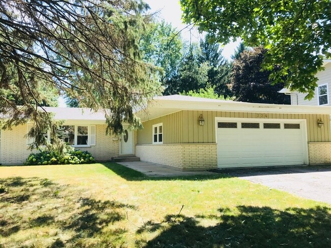 724 Burning Tree Ln in Naperville, IL - Building Photo - Building Photo