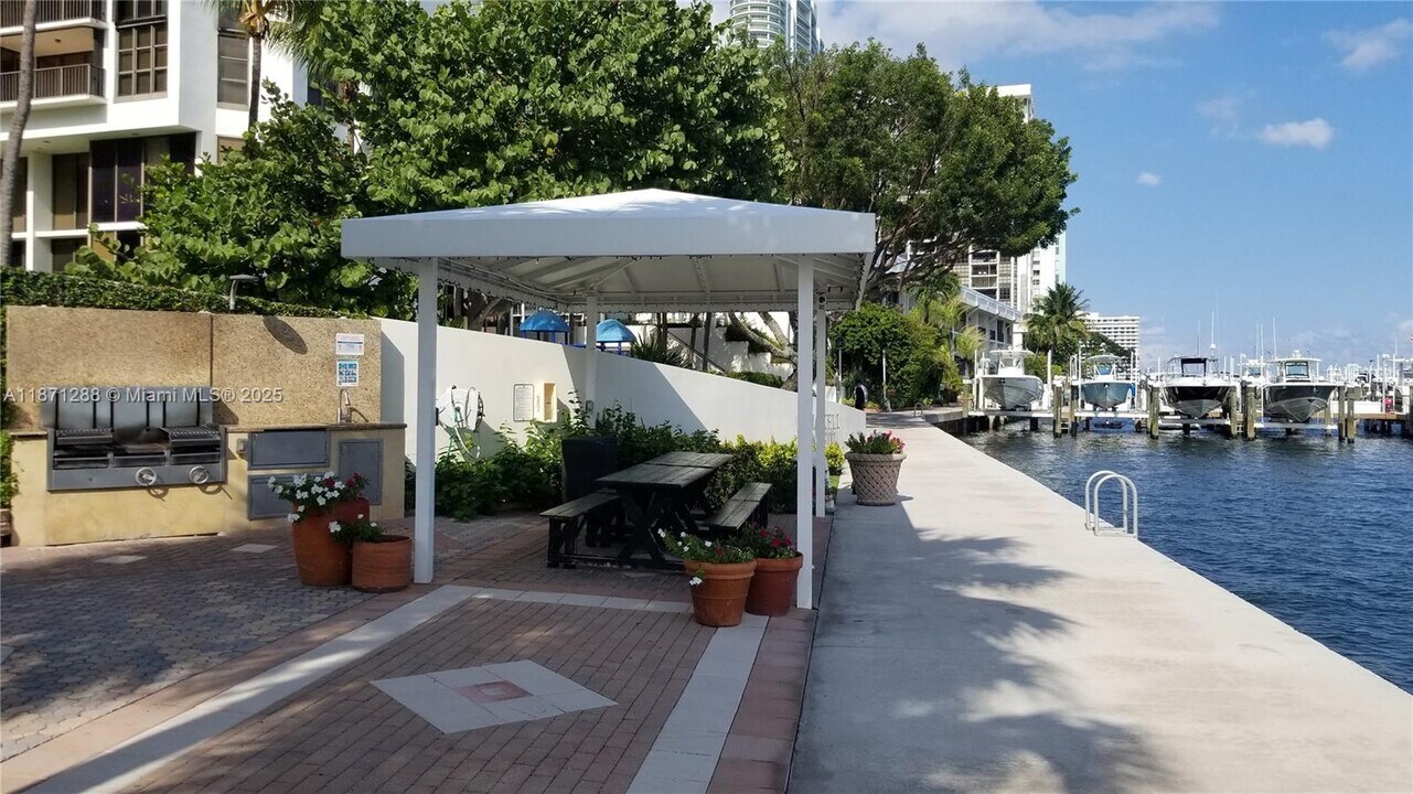 1915 Brickell Ave in Miami, FL - Building Photo