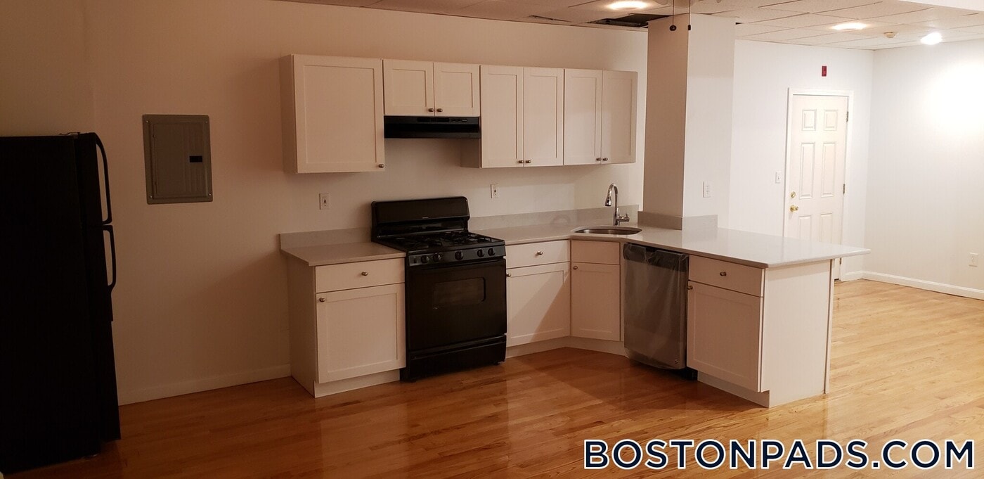 28 Fleet St in Boston, MA - Building Photo