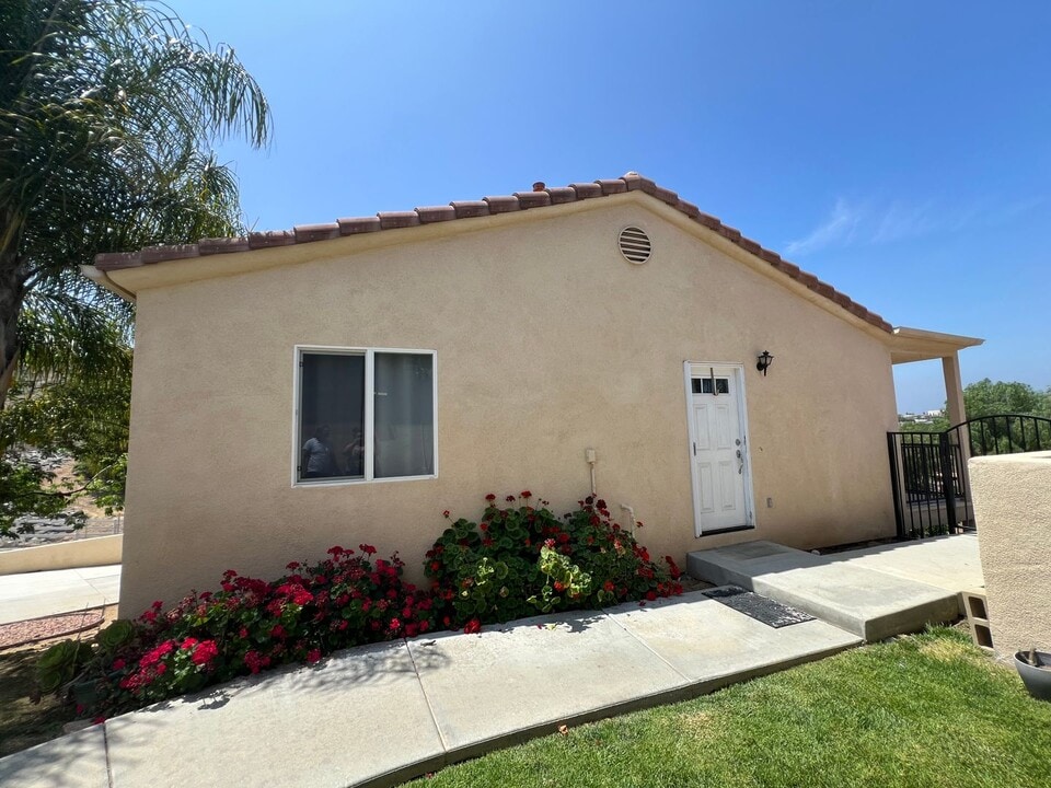 18691 Oak Park Dr in Riverside, CA - Building Photo