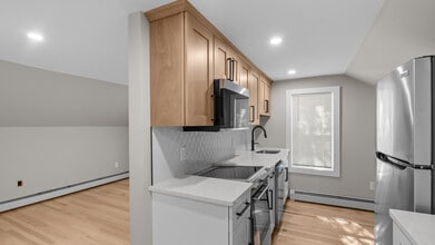 34 Mary Ave, Unit 2 in East Providence, RI - Building Photo - Building Photo