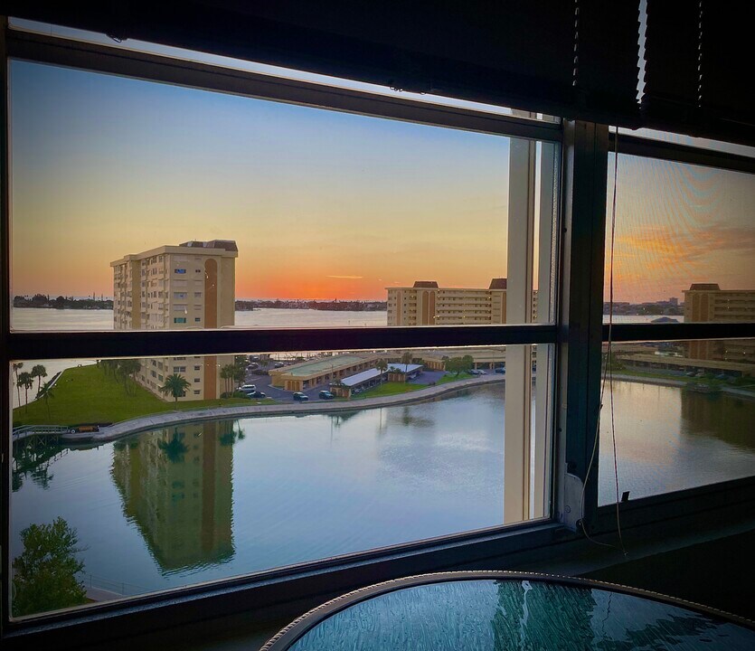 4575 Cove Cir in St. Petersburg, FL - Building Photo