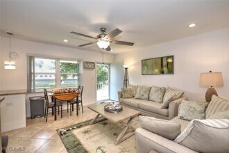 240 N Collier Blvd in Marco Island, FL - Foto de edificio - Building Photo