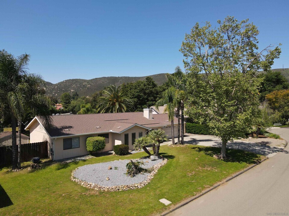 16328 Bassett Ct in Ramona, CA - Foto de edificio