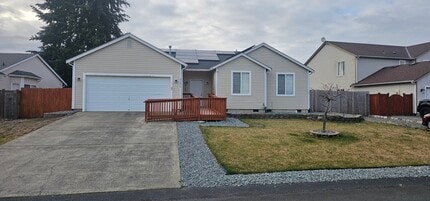 21816 43rd Avenue Ct E in Spanaway, WA - Foto de edificio - Building Photo