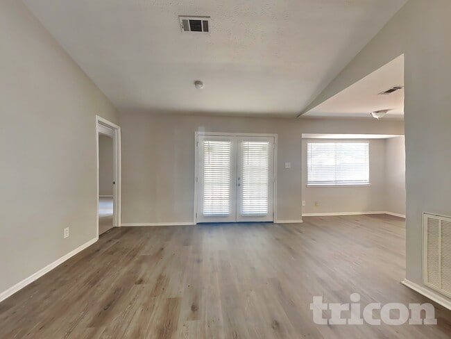 11519 Perry Rd in Houston, TX - Foto de edificio - Building Photo