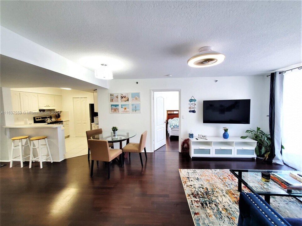 2642 Collins Ave, Unit 305 in Miami Beach, FL - Building Photo