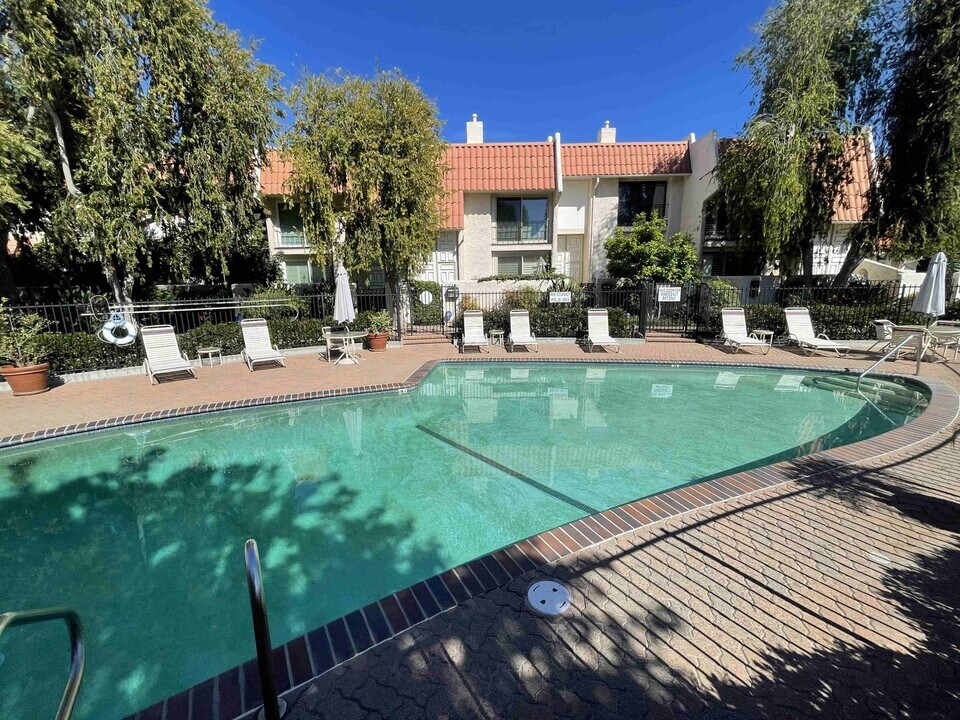 6238 1/2 Shoup Ave in Los Angeles, CA - Building Photo