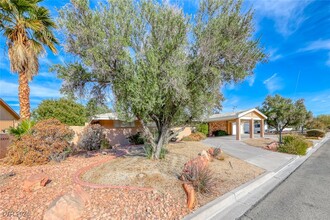 530 E Fairway Rd in Henderson, NV - Foto de edificio - Building Photo