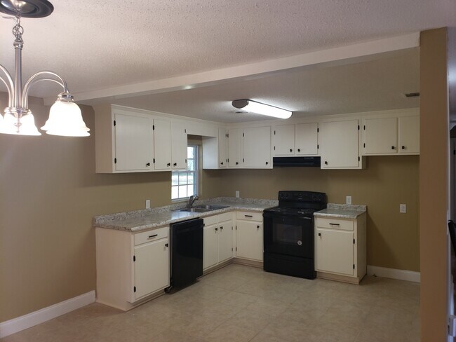 140 Creekside Dr in Leesburg, GA - Foto de edificio - Building Photo