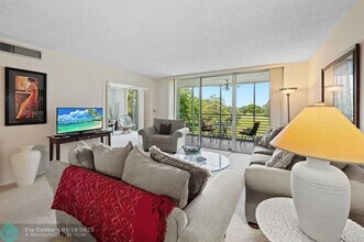 3499 Oaks Way in Pompano Beach, FL - Building Photo - Building Photo