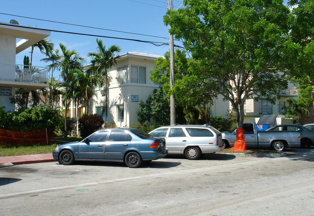 950 Bay Dr in Miami Beach, FL - Building Photo