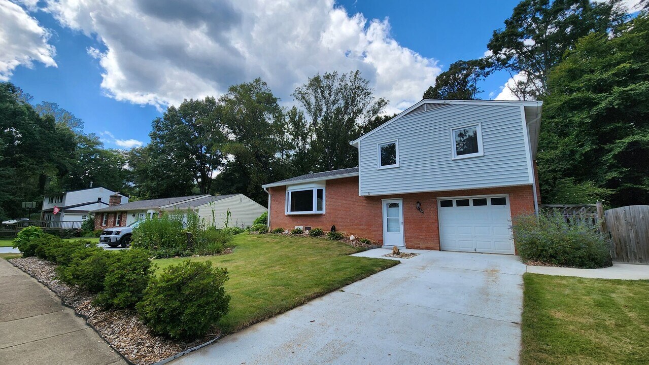 7120 Hadlow Ct in Springfield, VA - Foto de edificio