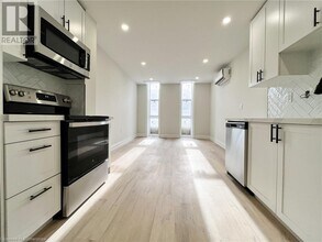 588 Barton St E in Hamilton, ON - Building Photo - Building Photo
