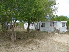 910 Bunton Ln in Uhland, TX - Building Photo