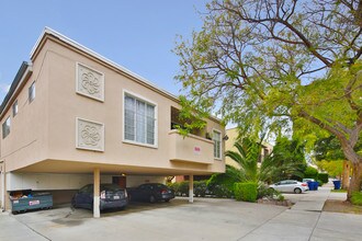 521 N Flores St in West Hollywood, CA - Building Photo - Building Photo