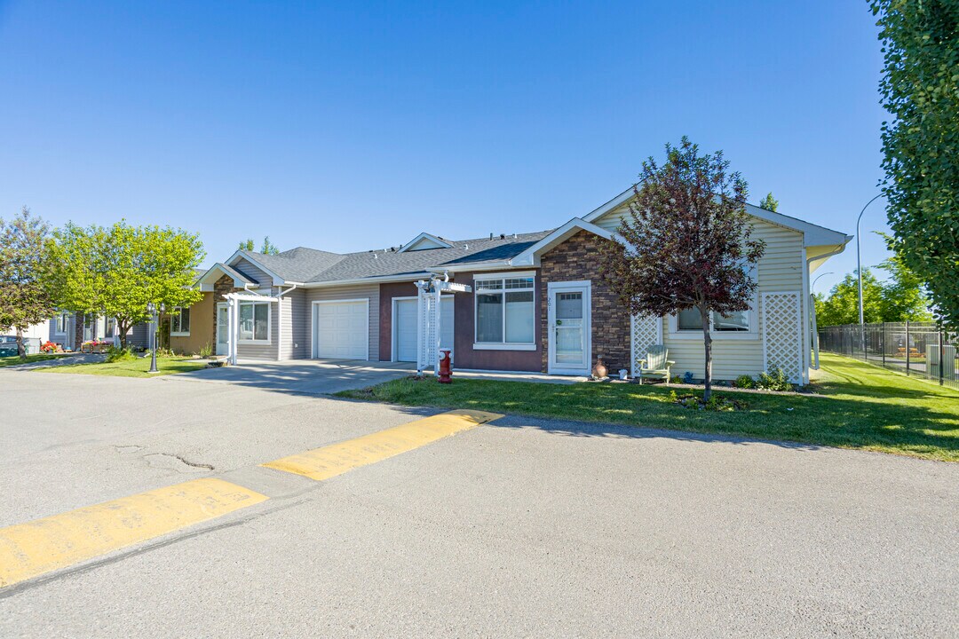 202 Sunvale Cres NE in High River, AB - Building Photo